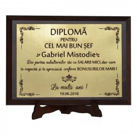 Diploma gravata pe placheta din lemn.
